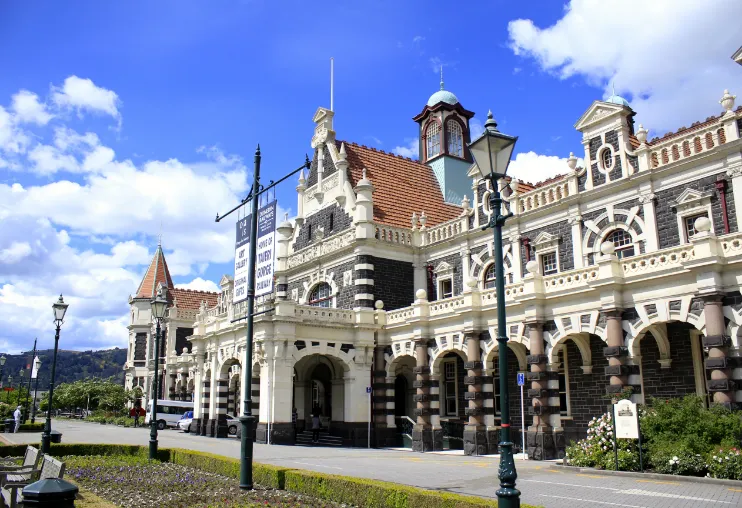 ダニーデンに多く保存されている歴史的建造物のひとつ、「ダニーデン駅舎」の画像